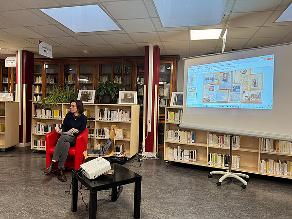 Image de l'enseignante avec son diaporama en arrière plan